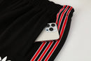 Conjunto chándal hombre Manchester United temporada 2025 2026 chaqueta y pantalón negro y rojo entrenamiento calidad 1.1 oficial, Manchester United 2025, Chándal Manchester United, Man Utd 2026, Conjunto negro rojo United, Ropa barata Manchester, Calidad 1.1 United, Premier League 2026, Tienda Hincha Futbolero, Red Devils Style, Carrington Training.
