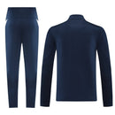 Chándal hombre selección Portugal temporada 2025 2026 chaqueta y pantalón largo color azul marino calidad 1.1 oficial, Portugal 2025, Chándal Portugal azul marino, Conjunto Portugal 25/26, Ropa barata Portugal, Calidad 1.1 Portugal, Moda deportiva 2026, Tienda Hincha Futbolero, Força Portugal, Bloke Core Portugal, Chándal Selecciones.