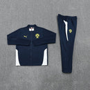 Chándal hombre selección Portugal temporada 2025 2026 chaqueta y pantalón largo color azul marino calidad 1.1 oficial, Portugal 2025, Chándal Portugal azul marino, Conjunto Portugal 25/26, Ropa barata Portugal, Calidad 1.1 Portugal, Moda deportiva 2026, Tienda Hincha Futbolero, Força Portugal, Bloke Core Portugal, Chándal Selecciones.