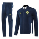 Chándal hombre selección Portugal temporada 2025 2026 chaqueta y pantalón largo color azul marino calidad 1.1 oficial, Portugal 2025, Chándal Portugal azul marino, Conjunto Portugal 25/26, Ropa barata Portugal, Calidad 1.1 Portugal, Moda deportiva 2026, Tienda Hincha Futbolero, Força Portugal, Bloke Core Portugal, Chándal Selecciones.
