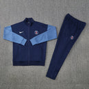Chandál largo entrenamiento PSG temporada 2025 2026 color azul marino chaqueta y pantalón escudo bordado calidad 1.1 oficial, PSG 2025, Chándal PSG azul marino, Entrenamiento PSG 2026, Chaqueta PSG, Pantalón PSG, Ropa PSG barata, Calidad 1.1 PSG, Paris Saint-Germain, Tienda Hincha Futbolero, PSG Tracksuit 25/26.