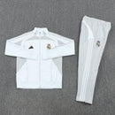 Conjunto largo entrenamiento Real Madrid temporada 2025 2026 chaqueta blanca y pantalón gris escudo termosellado calidad 1.1 oficial, Real Madrid 2025, Chándal Real Madrid blanco, Entrenamiento Real Madrid 2026, Chaqueta blanca Madrid, Pantalón gris Madrid, Ropa Real Madrid barata, Calidad 1.1 Madrid, Merengues, Tienda Hincha Futbolero, Real Madrid Tracksuit 25/26.