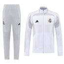 Conjunto largo entrenamiento Real Madrid temporada 2025 2026 chaqueta blanca y pantalón gris escudo termosellado calidad 1.1 oficial, Real Madrid 2025, Chándal Real Madrid blanco, Entrenamiento Real Madrid 2026, Chaqueta blanca Madrid, Pantalón gris Madrid, Ropa Real Madrid barata, Calidad 1.1 Madrid, Merengues, Tienda Hincha Futbolero, Real Madrid Tracksuit 25/26.