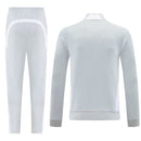 Real Madrid 2026, Chándal Real Madrid, Conjunto entrenamiento Madrid, Chaqueta Real Madrid gris, Pantalón Real Madrid blanco, Ropa oficial Real Madrid, Chándal 25/26, Regalo fútbol hombre Madrid, Bloke Core premium, Comprar chándal barato, Tienda Hincha Futbolero.
