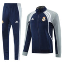 Conjunto largo entrenamiento Real Madrid temporada 2025 2026 color azul marino detalles gris chaqueta y pantalón escudo bordado calidad 1.1 oficial, Real Madrid 2025, Chándal Real Madrid azul marino, Entrenamiento Real Madrid 2026, Chaqueta Madrid azul, Pantalón Madrid azul, Ropa Real Madrid barata, Calidad 1.1 Madrid, Merengues, Tienda Hincha Futbolero, Real Madrid Tracksuit 25/26