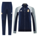 Conjunto largo entrenamiento Real Madrid temporada 2025 2026 color azul marino detalles gris chaqueta y pantalón escudo bordado calidad 1.1 oficial, Real Madrid 2025, Chándal Real Madrid azul marino, Entrenamiento Real Madrid 2026, Chaqueta Madrid azul, Pantalón Madrid azul, Ropa Real Madrid barata, Calidad 1.1 Madrid, Merengues, Tienda Hincha Futbolero, Real Madrid Tracksuit 25/26