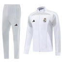 Conjunto largo entrenamiento Real Madrid temporada 2025 2026 chaqueta blanca y pantalón gris escudo termosellado calidad 1.1 oficial, Real Madrid 2025, Chándal Real Madrid blanco, Entrenamiento Real Madrid 2026, Chaqueta blanca Madrid, Pantalón gris Madrid, Ropa Real Madrid barata, Calidad 1.1 Madrid, Merengues, Tienda Hincha Futbolero, Real Madrid Tracksuit 25/26.