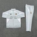 Real Madrid 2026, Chándal Real Madrid, Conjunto entrenamiento Madrid, Chaqueta Real Madrid gris, Pantalón Real Madrid blanco, Ropa oficial Real Madrid, Chándal 25/26, Regalo fútbol hombre Madrid, Bloke Core premium, Comprar chándal barato, Tienda Hincha Futbolero.