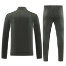 Chándal completo hombre Real Madrid temporada 2025 2026 sudadera y pantalón gris con detalles verde entrenamiento calidad 1.1 premium oficial madridista. Real Madrid 2025, Chándal Real Madrid gris, Sudadera Madrid verde, Ropa Real Madrid barata, Entrenamiento Madrid 25/26, Calidad 1.1 Real Madrid, La Liga Gear, Tienda Hincha Futbolero, Real Madrid Grey Green Tracksuit.
