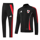 River Plate 2026, Chándal River negro, Ropa oficial River Plate, Conjunto River 25/26, Tracksuit Millonario oficial, Regalo fútbol River, Chándal negro Argentina, Equipación Monumental 2026, River lifestyle kit, Comprar chándal River barato.