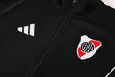 River Plate 2026, Chándal River negro, Ropa oficial River Plate, Conjunto River 25/26, Tracksuit Millonario oficial, Regalo fútbol River, Chándal negro Argentina, Equipación Monumental 2026, River lifestyle kit, Comprar chándal River barato.