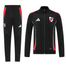 River Plate 2026, Chándal River negro, Ropa oficial River Plate, Conjunto River 25/26, Tracksuit Millonario oficial, Regalo fútbol River, Chándal negro Argentina, Equipación Monumental 2026, River lifestyle kit, Comprar chándal River barato.