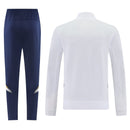 Nike 2026, Chándal Nike blanco y marino, Conjunto Nike hombre, Sudadera Nike blanca, Pantalón Nike marino, Ropa Nike barata, Calidad 1.1 Nike, Regalo deporte hombre, Tienda Hincha Futbolero, Nike Streetwear.