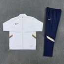 Nike 2026, Chándal Nike blanco y marino, Conjunto Nike hombre, Sudadera Nike blanca, Pantalón Nike marino, Ropa Nike barata, Calidad 1.1 Nike, Regalo deporte hombre, Tienda Hincha Futbolero, Nike Streetwear.