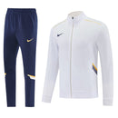 Nike 2026, Chándal Nike blanco y marino, Conjunto Nike hombre, Sudadera Nike blanca, Pantalón Nike marino, Ropa Nike barata, Calidad 1.1 Nike, Regalo deporte hombre, Tienda Hincha Futbolero, Nike Streetwear.