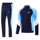 Chándal hombre azul marino chaqueta y pantalón deportivo calidad 1.1 oficial, estilo entrenamiento,Chándal hombre, Conjunto deportivo azul marino, Chándal Nike azul, Ropa deportiva hombre, Calidad 1.1, Tienda Hincha Futbolero, Outfit deportivo, Chándal entrenamiento, Chaqueta y pantalón navy, Moda deportiva hombre 2026.