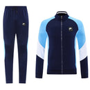 Chándal hombre azul marino chaqueta y pantalón deportivo calidad 1.1 oficial, estilo entrenamiento,Chándal hombre, Conjunto deportivo azul marino, Chándal Nike azul, Ropa deportiva hombre, Calidad 1.1, Tienda Hincha Futbolero, Outfit deportivo, Chándal entrenamiento, Chaqueta y pantalón navy, Moda deportiva hombre 2026.