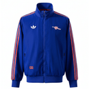 Chaqueta hombre Arsenal FC temporada 2025 2026 azul sin capucha entrenamiento calidad 1.1 premium oficial gunners. Arsenal 2025, Chaqueta Arsenal azul, Ropa Arsenal barata, Entrenamiento Arsenal 25/26, Calidad 1.1 Arsenal, Premier League Gear, Tienda Hincha Futbolero, Arsenal Blue Jacket.