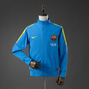 Chaqueta retro Barcelona 2015 2016 hombre azul de paseo y entrenamiento calidad 1.1 premium Tienda Hincha Futbolero Barça Track Jacket Vintage Messi, Chaqueta retro Barcelona, Chaqueta Barça azul, Chaqueta Barcelona 2015, Campera clásica Barcelona 2016, Comprar chaqueta antigua Barça, Calidad 1.1 premium retro, Barcelona Messi chaqueta, Ropa casual fútbol, Chaqueta himno Barcelona histórica