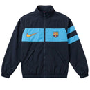 Chaqueta Barcelona 26/27 Hombre - FC Barcelona, Barca, Blaugrana, Camp Nou, LaLiga, Champions League, Chaqueta Barcelona, Cazadora Deportivo, Cortavientos, Track Jacket, Sin Capucha, Azul Marino, Navy Blue, Hombre, Men, Chaqueta de Hombre, 2026, 2027, Tienda Hincha Futbolero