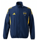 Chaqueta oficial del Boca Juniors temporada 2025 2026 color azul marino y amarillo sin capucha para hombre de Tienda Hincha Futbolero, Chaqueta Boca Juniors, Boca Juniors 2025, Cortavientos Boca Juniors hombre, Ropa oficial Boca Juniors, Chaqueta Boca Juniors sin capucha, Azul y oro Boca, Comprar ropa Boca Juniors, Calidad premium Xeneize, Boca Juniors 2026, Ropa deportiva Boca.