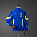 Chaqueta hombre selección de Brasil x Jordan edición especial temporada 2026 2027 azul calidad 1.1 oficial, Chaqueta Brasil Jordan, Brasil x Jordan 2026, Casaca Brasil azul, Ropa exclusiva Brasil, Calidad 1.1 Canarinha, Tienda Hincha Futbolero, Streetwear Brasil, Colaboracion Jordan Futbol, Bloke Core 2026, Moda deportiva lujo.