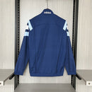 Chaqueta cortaviento hombre Argentina temporada 2025 2026 azul estilo retro escudo 3 estrellas bordado calidad 1.1 oficial, Argentina 2025, Cortaviento Argentina, Chaqueta Argentina 25/26, Ropa Argentina retro, Cortaviento barato Argentina, Calidad 1.1 Argentina, La Scaloneta 2026, Tienda Hincha Futbolero, AFA, Bloke Core Argentina.