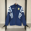 Chaqueta cortaviento hombre Argentina temporada 2025 2026 azul estilo retro escudo 3 estrellas bordado calidad 1.1 oficial, Argentina 2025, Cortaviento Argentina, Chaqueta Argentina 25/26, Ropa Argentina retro, Cortaviento barato Argentina, Calidad 1.1 Argentina, La Scaloneta 2026, Tienda Hincha Futbolero, AFA, Bloke Core Argentina.