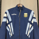 Chaqueta cortaviento hombre Argentina temporada 2025 2026 azul estilo retro escudo 3 estrellas bordado calidad 1.1 oficial, Argentina 2025, Cortaviento Argentina, Chaqueta Argentina 25/26, Ropa Argentina retro, Cortaviento barato Argentina, Calidad 1.1 Argentina, La Scaloneta 2026, Tienda Hincha Futbolero, AFA, Bloke Core Argentina.