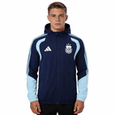 Chaqueta cortaviento Argentina 2026 2027 hombre azul marino impermeable escudo oficial AFA 3 estrellas ropa entrenamiento selección argentina vista frontal.