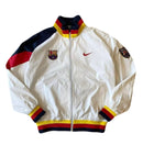 Chaqueta cortavientos oficial del FC Barcelona temporada 2025 2026 blanca sin capucha para hombre de Tienda Hincha Futbolero, Chaqueta FC Barcelona, Barça 2025/26, Cortavientos Barcelona hombre, Ropa oficial FC Barcelona, Chaqueta blanca Barça, Comprar cortavientos Barça, Calidad premium blaugrana, Moda culé, FC Barcelona 2026