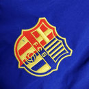 Barcelona 2026, Cortaviento Barça oficial, Chaqueta Barcelona 25/26, Ropa oficial FC Barcelona, Windbreaker fútbol hombre, Regalo fútbol hombre Barça, Chaqueta azul y roja, Cortaviento sin capucha, Barcelona lifestyle kit, Comprar cortaviento barato, Tienda Hincha Futbolero.