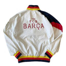 Chaqueta cortavientos oficial del FC Barcelona temporada 2025 2026 blanca sin capucha para hombre de Tienda Hincha Futbolero, Chaqueta FC Barcelona, Barça 2025/26, Cortavientos Barcelona hombre, Ropa oficial FC Barcelona, Chaqueta blanca Barça, Comprar cortavientos Barça, Calidad premium blaugrana, Moda culé, FC Barcelona 2026