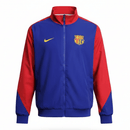 Barcelona 2026, Cortaviento Barça oficial, Chaqueta Barcelona 25/26, Ropa oficial FC Barcelona, Windbreaker fútbol hombre, Regalo fútbol hombre Barça, Chaqueta azul y roja, Cortaviento sin capucha, Barcelona lifestyle kit, Comprar cortaviento barato, Tienda Hincha Futbolero.