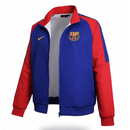Barcelona 2026, Cortaviento Barça oficial, Chaqueta Barcelona 25/26, Ropa oficial FC Barcelona, Windbreaker fútbol hombre, Regalo fútbol hombre Barça, Chaqueta azul y roja, Cortaviento sin capucha, Barcelona lifestyle kit, Comprar cortaviento barato, Tienda Hincha Futbolero.