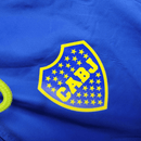 Boca Juniors 2026, Cortaviento Boca oficial, Chaqueta Boca 25/26, Ropa oficial Boca Juniors, Windbreaker fútbol hombre, Regalo fútbol hombre Boca, Chaqueta azul Boca, Cortaviento sin capucha, Boca Juniors lifestyle kit, Comprar cortaviento barato, Tienda Hincha Futbolero.