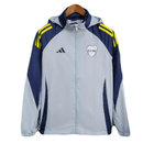 Boca Juniors 2026, Cortaviento Boca oficial, Chaqueta Boca 25/26, Ropa oficial Boca Juniors, Windbreaker fútbol hombre, Regalo fútbol hombre Boca, Chaqueta azul Boca, Cortaviento con capucha, Boca Juniors lifestyle kit, Comprar cortaviento barato, Tienda Hincha Futbolero.