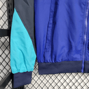 Chelsea 2026, Cortaviento Chelsea oficial, Chaqueta Chelsea 25/26, Ropa oficial Chelsea FC, Windbreaker fútbol hombre, Regalo fútbol hombre Chelsea, Chaqueta azul Premier League, Cortaviento sin capucha, Chelsea lifestyle kit, Comprar cortaviento barato, Tienda Hincha Futbolero.