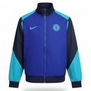 Chelsea 2026, Cortaviento Chelsea oficial, Chaqueta Chelsea 25/26, Ropa oficial Chelsea FC, Windbreaker fútbol hombre, Regalo fútbol hombre Chelsea, Chaqueta azul Premier League, Cortaviento sin capucha, Chelsea lifestyle kit, Comprar cortaviento barato, Tienda Hincha Futbolero.
