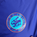 Chelsea 2026, Cortaviento Chelsea oficial, Chaqueta Chelsea 25/26, Ropa oficial Chelsea FC, Windbreaker fútbol hombre, Regalo fútbol hombre Chelsea, Chaqueta azul Premier League, Cortaviento sin capucha, Chelsea lifestyle kit, Comprar cortaviento barato, Tienda Hincha Futbolero.