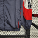 Inglaterra retro, Cortaviento Inglaterra oficial, Chaqueta Inglaterra azul marino, Ropa vintage Inglaterra, Windbreaker fútbol hombre, Regalo fútbol hombre Inglaterra, Chaqueta azul retro, England heritage kit, Inglaterra lifestyle, Comprar cortaviento barato, Tienda Hincha Futbolero.