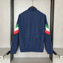 Chaqueta cortaviento hombre Italia temporada 2025 2026 azul marino estilo retro sin capucha escudo bordado calidad 1.1 oficial, Italia 2025, Cortaviento Italia, Chaqueta Italia 25/26, Ropa Italia retro, Cortaviento barato Italia, Calidad 1.1 Azzurra, Moda fútbol Italia, Tienda Hincha Futbolero, FIGC, Bloke Core Italia.