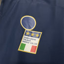 Chaqueta cortaviento hombre Italia temporada 2025 2026 azul marino estilo retro sin capucha escudo bordado calidad 1.1 oficial, Italia 2025, Cortaviento Italia, Chaqueta Italia 25/26, Ropa Italia retro, Cortaviento barato Italia, Calidad 1.1 Azzurra, Moda fútbol Italia, Tienda Hincha Futbolero, FIGC, Bloke Core Italia.