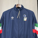 Chaqueta cortaviento hombre Italia temporada 2025 2026 azul marino estilo retro sin capucha escudo bordado calidad 1.1 oficial, Italia 2025, Cortaviento Italia, Chaqueta Italia 25/26, Ropa Italia retro, Cortaviento barato Italia, Calidad 1.1 Azzurra, Moda fútbol Italia, Tienda Hincha Futbolero, FIGC, Bloke Core Italia.