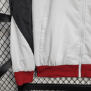 Liverpool 2026, Cortaviento Liverpool oficial, Chaqueta Liverpool 25/26, Ropa oficial Liverpool FC, Windbreaker fútbol hombre, Regalo fútbol hombre Liverpool, Chaqueta blanca Premier League, Cortaviento sin capucha, Liverpool lifestyle kit, Comprar cortaviento barato, Tienda Hincha Futbolero.