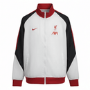 Liverpool 2026, Cortaviento Liverpool oficial, Chaqueta Liverpool 25/26, Ropa oficial Liverpool FC, Windbreaker fútbol hombre, Regalo fútbol hombre Liverpool, Chaqueta blanca Premier League, Cortaviento sin capucha, Liverpool lifestyle kit, Comprar cortaviento barato, Tienda Hincha Futbolero.