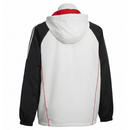 Manchester United 2026, Cortaviento Man United oficial, Chaqueta United 25/26, Ropa oficial Manchester United, Windbreaker fútbol hombre, Regalo fútbol hombre Manchester, Chaqueta blanca Premier League, Cortaviento con capucha, Manchester United lifestyle kit, Comprar cortaviento barato, Tienda Hincha Futbolero.