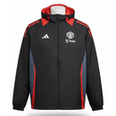 Manchester United 2026, Cortaviento Man United oficial, Chaqueta United 25/26, Ropa oficial Manchester United, Windbreaker fútbol hombre, Regalo fútbol hombre Manchester, Chaqueta negra Premier League, Cortaviento con capucha, Manchester United lifestyle kit, Comprar cortaviento barato, Tienda Hincha Futbolero.