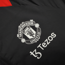Manchester United 2026, Cortaviento Man United oficial, Chaqueta United 25/26, Ropa oficial Manchester United, Windbreaker fútbol hombre, Regalo fútbol hombre Manchester, Chaqueta negra Premier League, Cortaviento con capucha, Manchester United lifestyle kit, Comprar cortaviento barato, Tienda Hincha Futbolero.