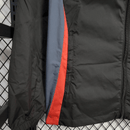 Manchester United 2026, Cortaviento Man United oficial, Chaqueta United 25/26, Ropa oficial Manchester United, Windbreaker fútbol hombre, Regalo fútbol hombre Manchester, Chaqueta negra Premier League, Cortaviento con capucha, Manchester United lifestyle kit, Comprar cortaviento barato, Tienda Hincha Futbolero.